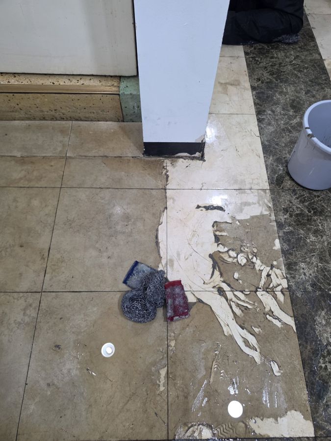 바닥 오염 및 기존 코팅층 상태 확인