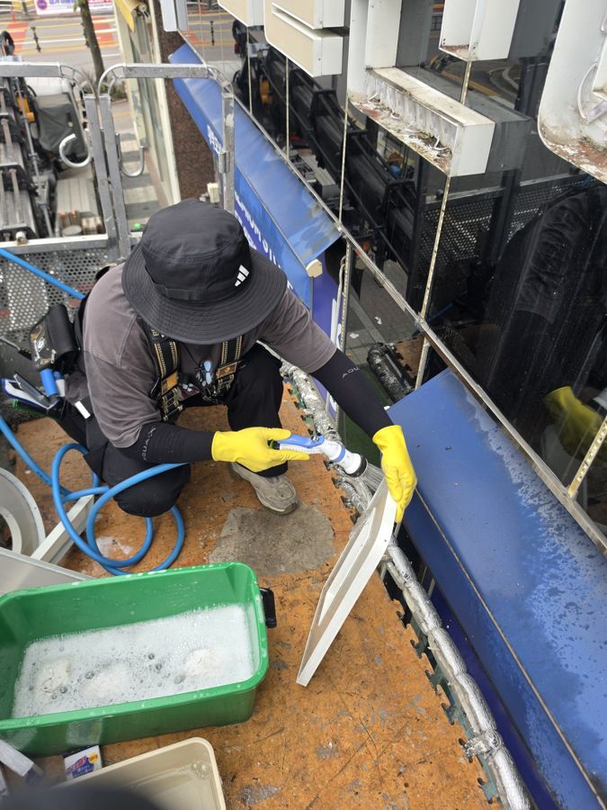 고소작업대에서 간판 세척 작업